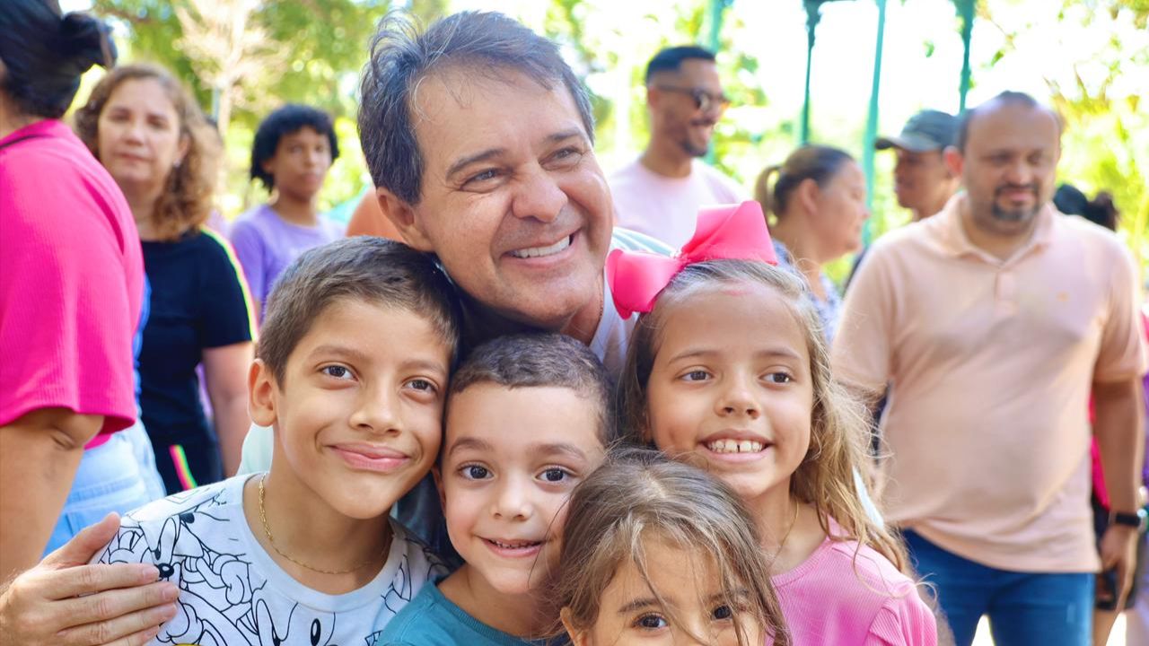 Evandro com crianças